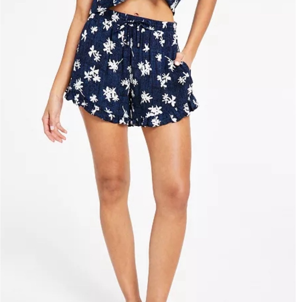 TOMMY JEANS
Women's Ruffled Floral-Print
Shorts New without tags. Size medium